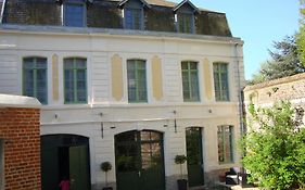 La Cour Des Carmes